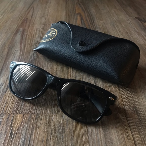 Ray-Ban Wayfarer Polarized Sunglasses | Black | Unisex - Picture 1 of 9